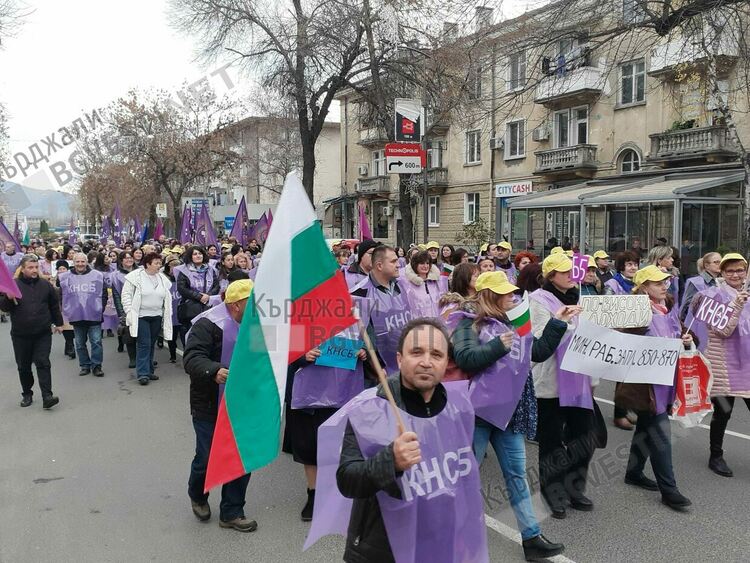 Стотици се включиха в протеста на КНСБ за по-високи доходи