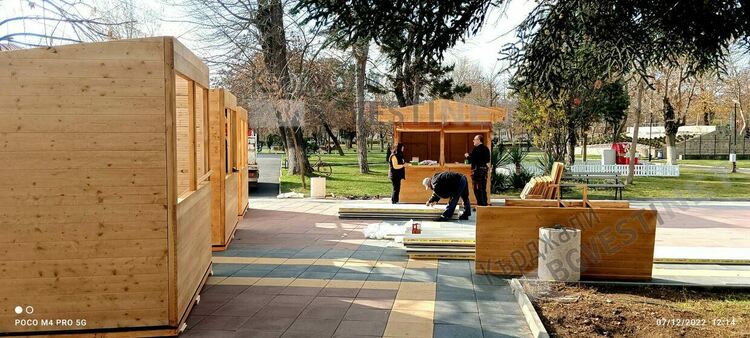 Момчилград с коледен базар от къщички  като Кърджали