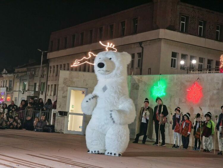 Грейна коледната елха в Асеновград (снимки)