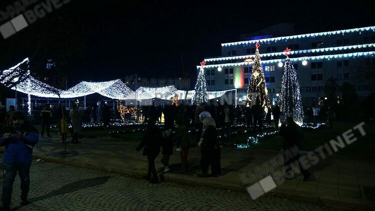 Коледната елха грейна в Кърджали