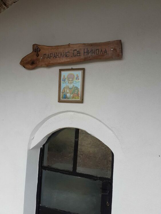 Село Долнослав с изцяло обновен параклис 