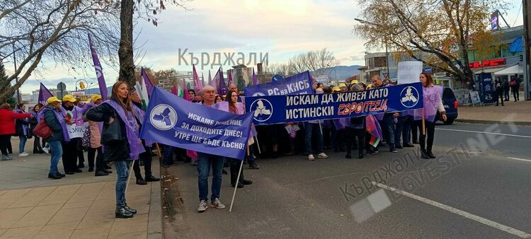 Стотици се включиха в протеста на КНСБ за по-високи доходи