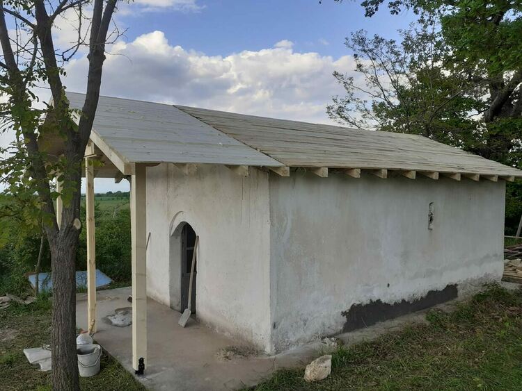 Село Долнослав с изцяло обновен параклис 