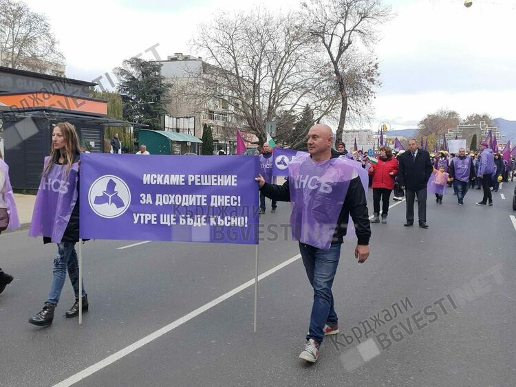 Стотици се включиха в протеста на КНСБ за по-високи доходи