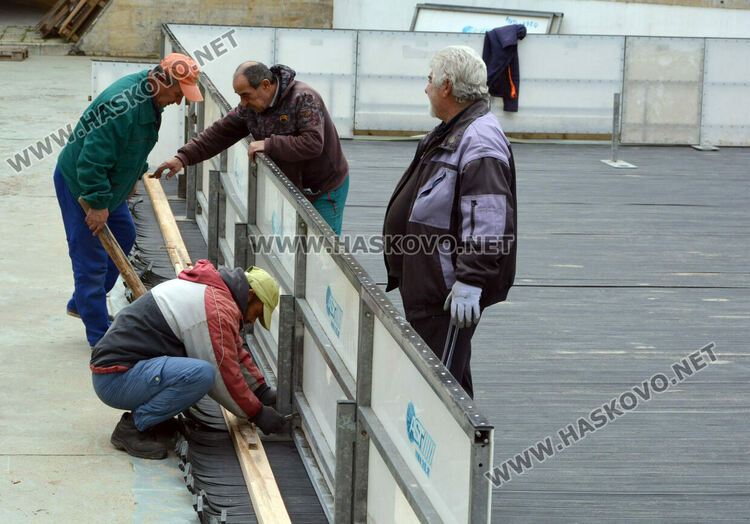 Подготвят ледената пързалка в Хасково, цените остават без промяна