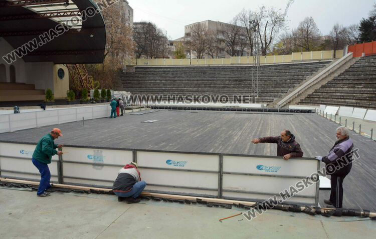 Подготвят ледената пързалка в Хасково, цените остават без промяна