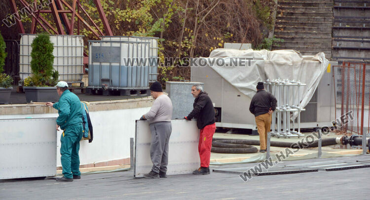 Подготвят ледената пързалка в Хасково, цените остават без промяна