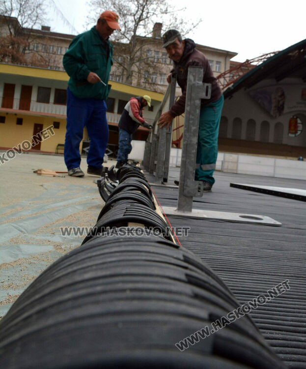 Подготвят ледената пързалка в Хасково, цените остават без промяна