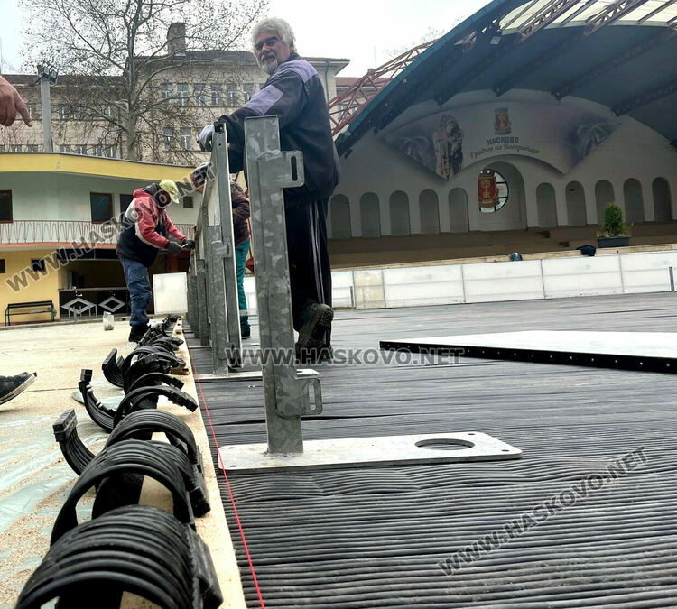 Подготвят ледената пързалка в Хасково, цените остават без промяна