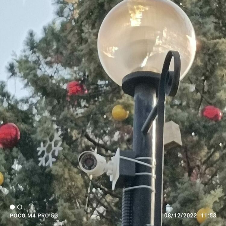 Община Момчилград постави постоянно видеонаблюдение на Коледната елха и украса след вандалщината