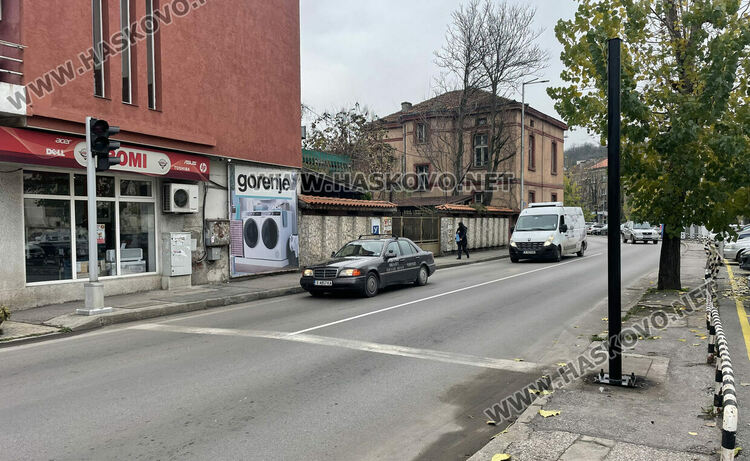 Монтираха стълб за временна секция на разбития светофар до театъра