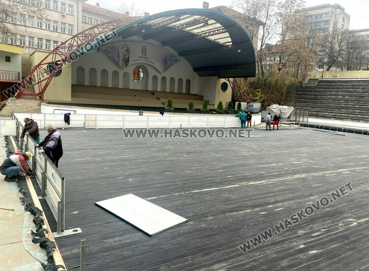 Подготвят ледената пързалка в Хасково, цените остават без промяна