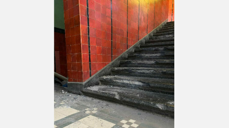 Счупени стълби на Минната дирекция в Перник