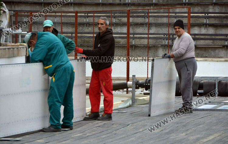 Подготвят ледената пързалка в Хасково, цените остават без промяна