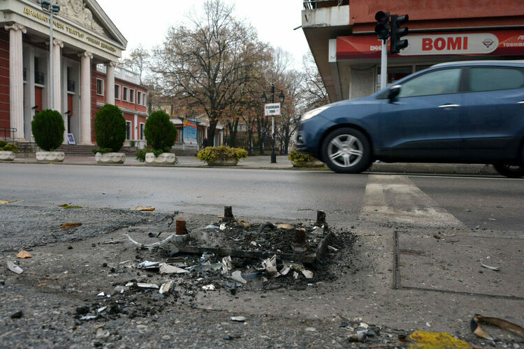 Монтираха стълб за временна секция на разбития светофар до театъра