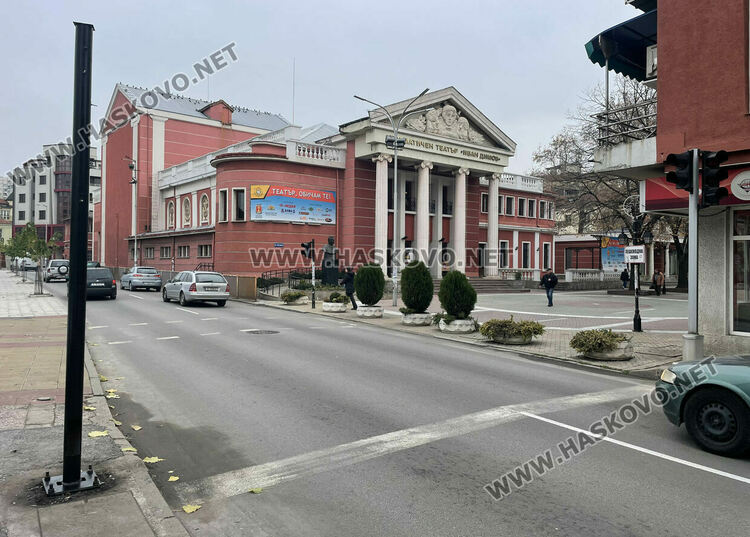 Монтираха стълб за временна секция на разбития светофар до театъра