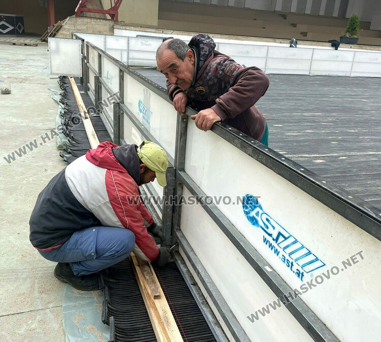 Подготвят ледената пързалка в Хасково, цените остават без промяна