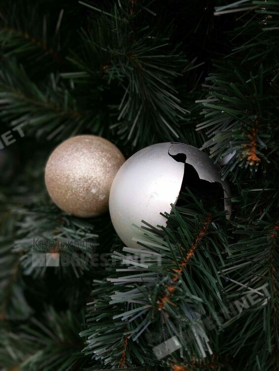 Посегнаха и на топките от украсата на Коледна елха в Кърджали