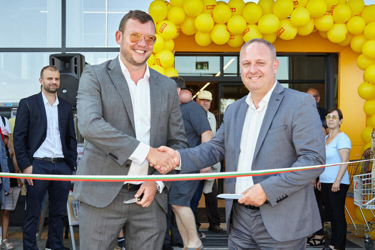 Собственикът на търговския център дари 100 пакета с храни