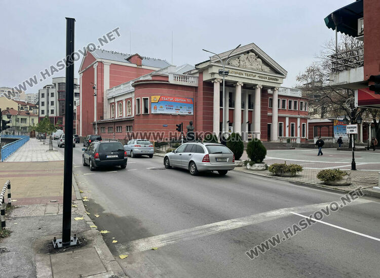 Монтираха стълб за временна секция на разбития светофар до театъра