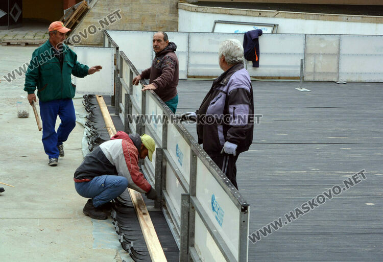 Подготвят ледената пързалка в Хасково, цените остават без промяна
