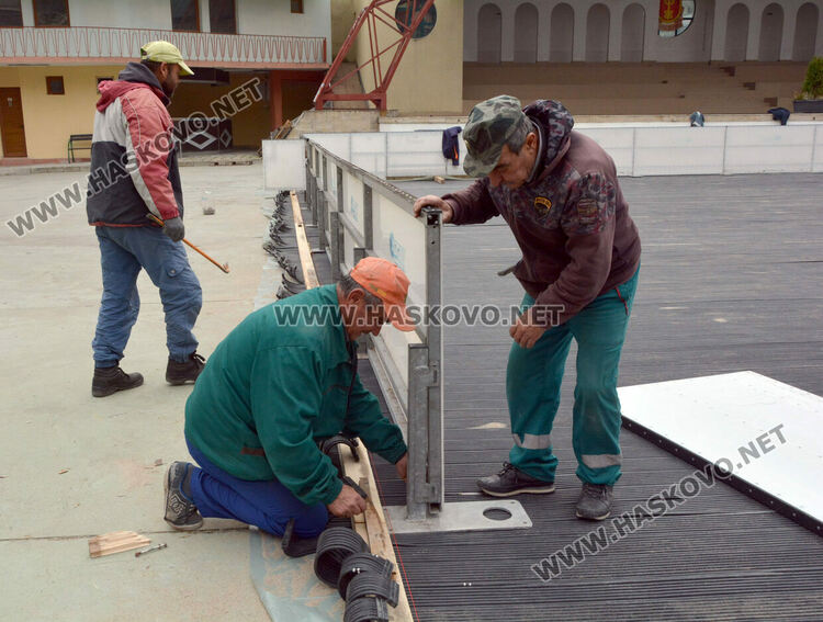 Подготвят ледената пързалка в Хасково, цените остават без промяна