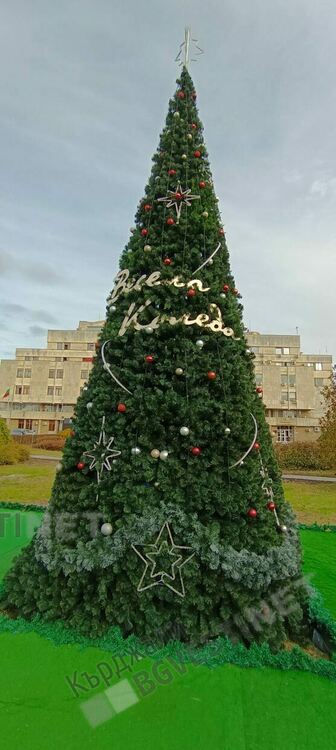 Посегнаха и на топките от украсата на Коледна елха в Кърджали