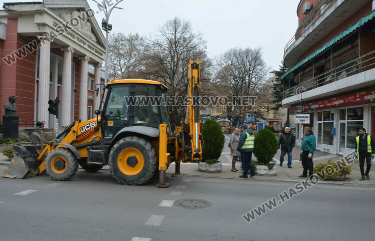 Отвориха видимостта към пешеходната зона до театъра