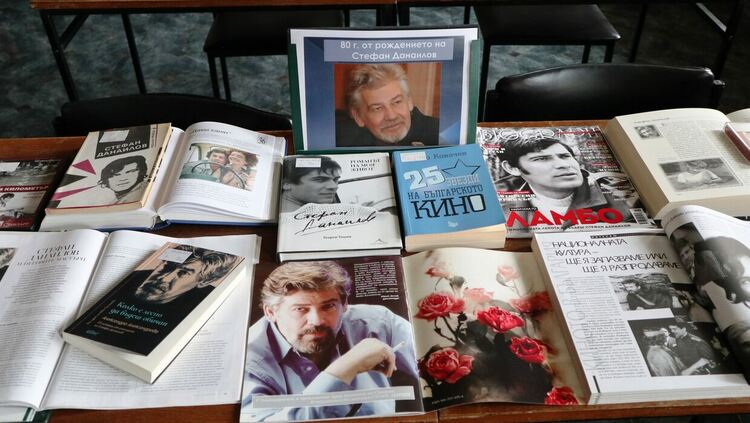 Регионалната библиотека подреди витрина за 80-годишнина от рождението на Стефан Данаилов