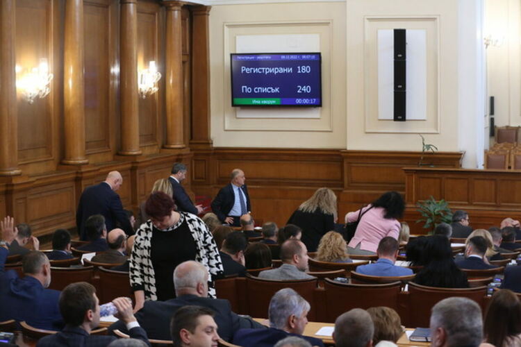 Издънка: Депутати от БСП излъчиха на живо закрито заседание