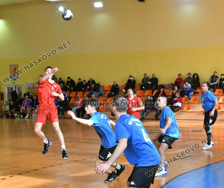 Победа и загуба за хасковските хандбалисти