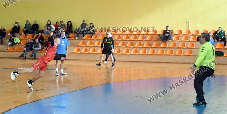 Победа и загуба за хасковските хандбалисти