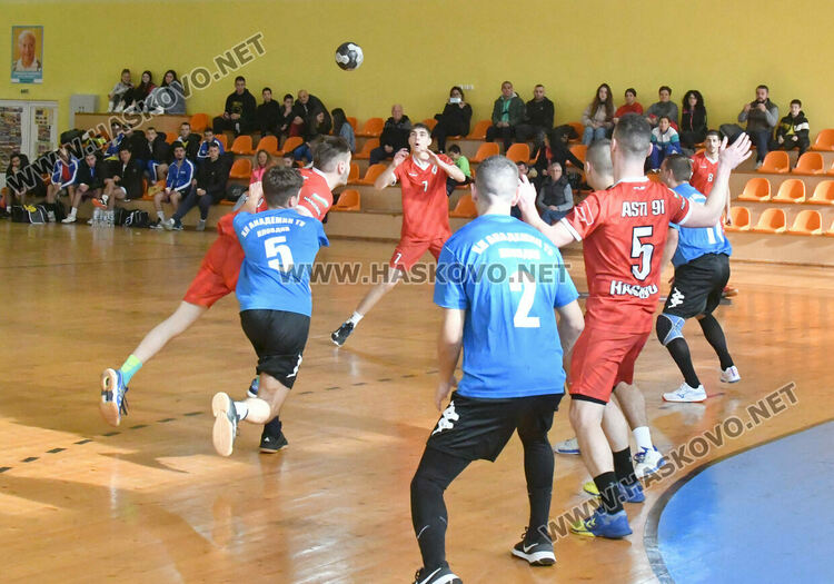 Победа и загуба за хасковските хандбалисти