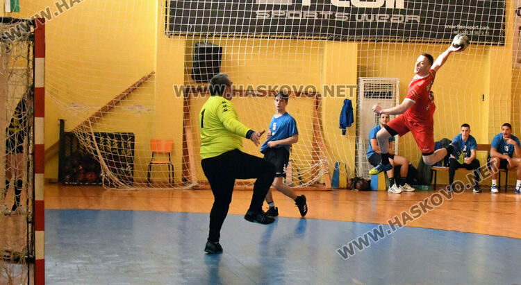 Победа и загуба за хасковските хандбалисти