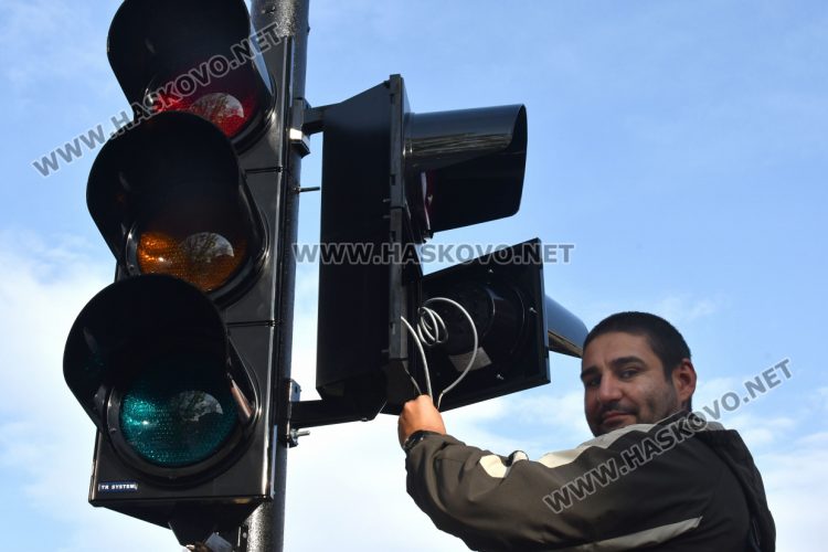 Монтираха временна секция на разбития светофар до театъра
