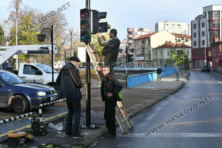 Монтираха временна секция на разбития светофар до театъра