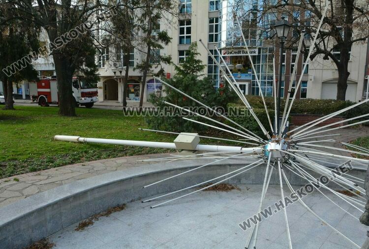 Вятърът събори светеща украса в Хасково