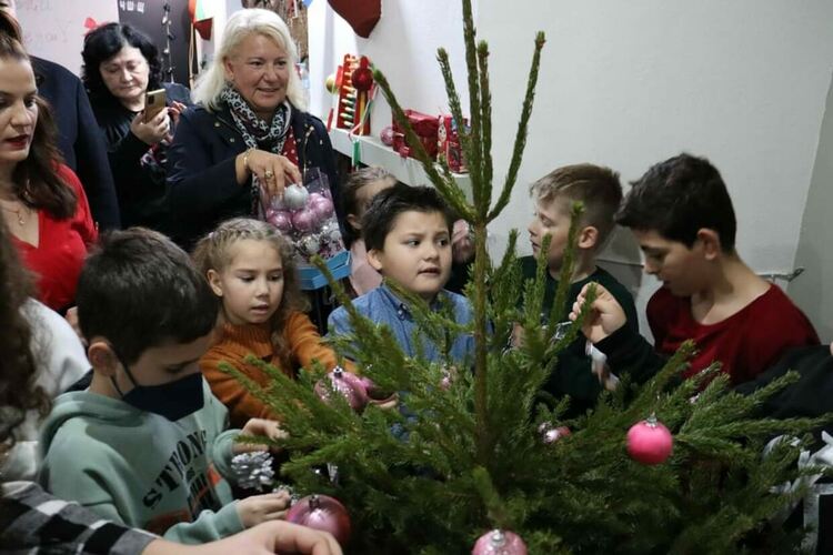 Дядо Коледа пристигна в българското училище в Комотини