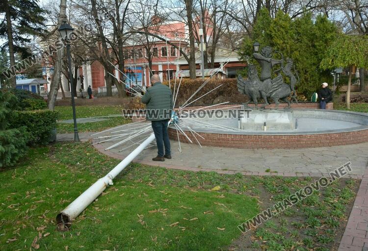 Вятърът събори светеща украса в Хасково