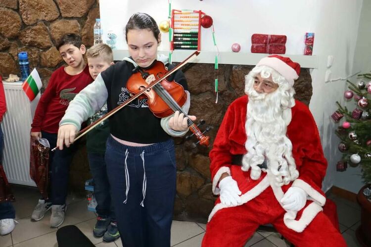 Дядо Коледа пристигна в българското училище в Комотини