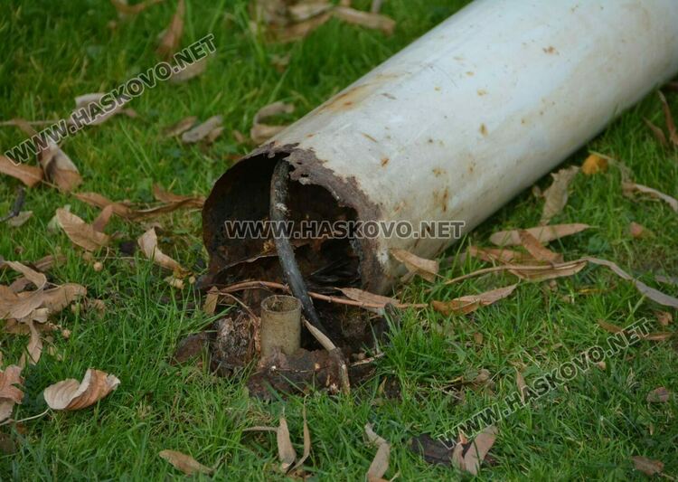 Вятърът събори светеща украса в Хасково