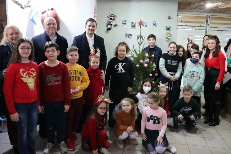 Дядо Коледа пристигна в българското училище в Комотини