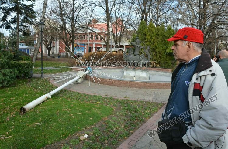 Вятърът събори светеща украса в Хасково