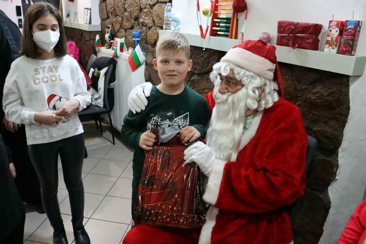 Дядо Коледа пристигна в българското училище в Комотини