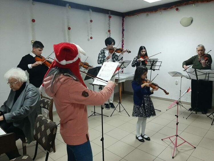 Коледният концерт на цигулков ансамбъл "Виолина", събра почитателите на класическата музика