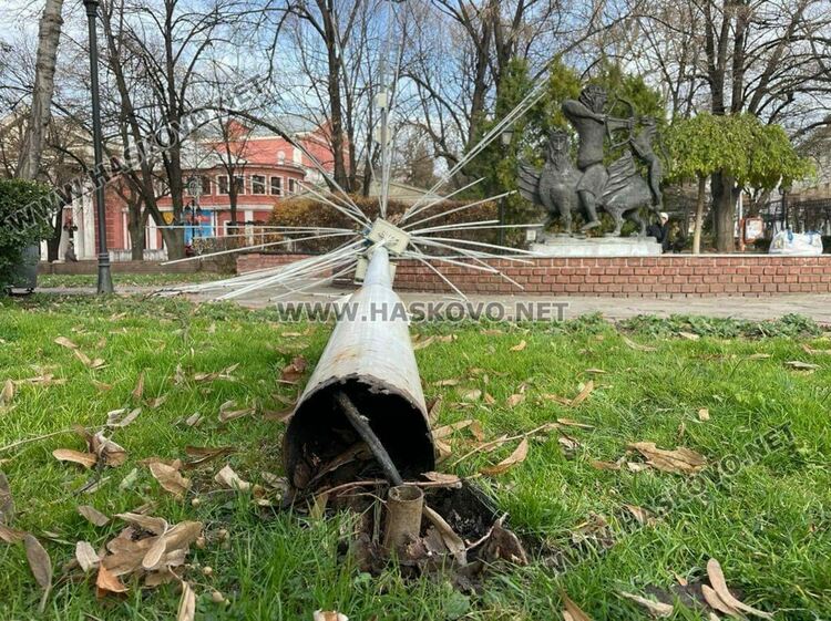 Вятърът събори светеща украса в Хасково