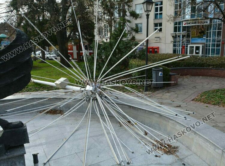 Вятърът събори светеща украса в Хасково