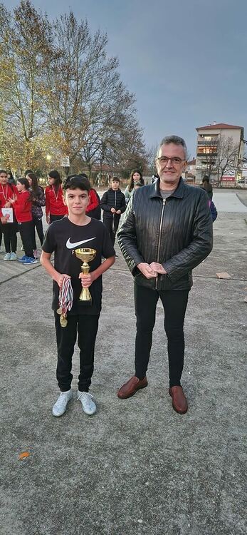 Момчета и момичета се включиха във Коледен фитболен турнир