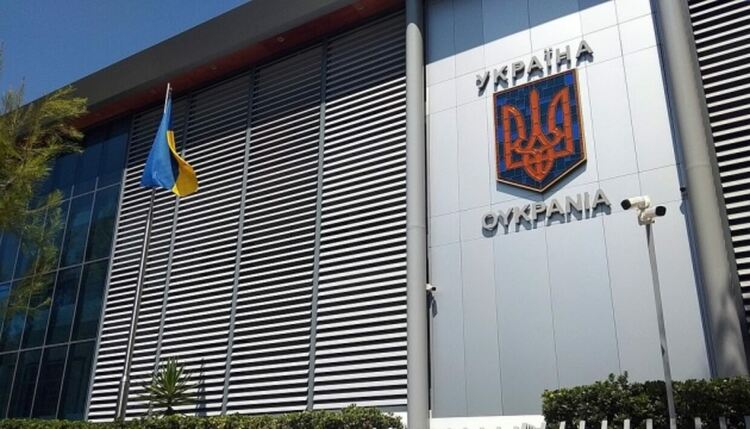 Кървав плик пред украинското посолство в Атина