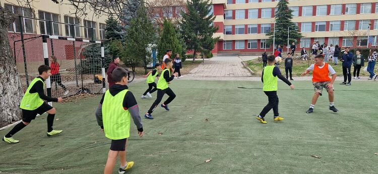 Момчета и момичета се включиха във Коледен фитболен турнир